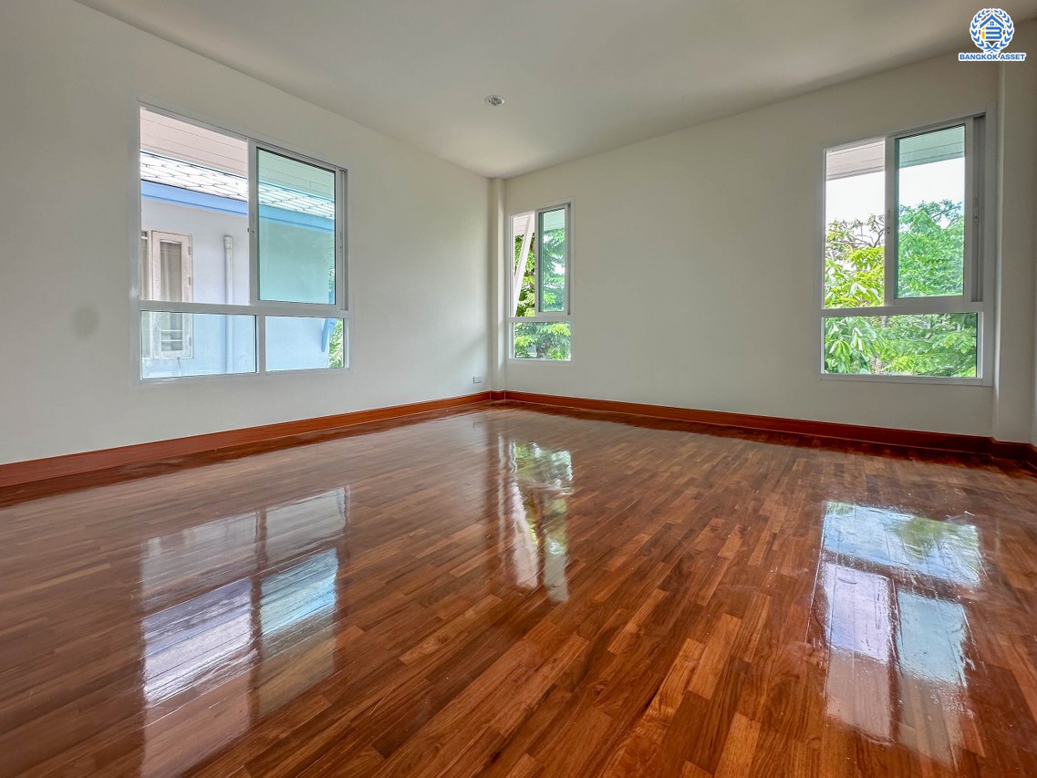 บ้านมือสองตกแต่งใหม่ โครงการ โนเบิล วานา วัชรพล ดีไซน์สุดโดดเด่น เนื้อที่ 67.5 ตร.ว. ฟังก์ชันจัดเต็ม 3 ห้องนอน 4 ห้องน้ำ 1 ห้องแม่บ้าน จอดรถได้ 2 คัน บนทำเลเดินทางสะดวก ใกล้เซ็นทรัลรามอินทรา, จุดขึ้นทางด่วน "สุขาภิบาล5-1" และรถไฟฟ้าสายสีชมพู "สถานีวัชรพล"